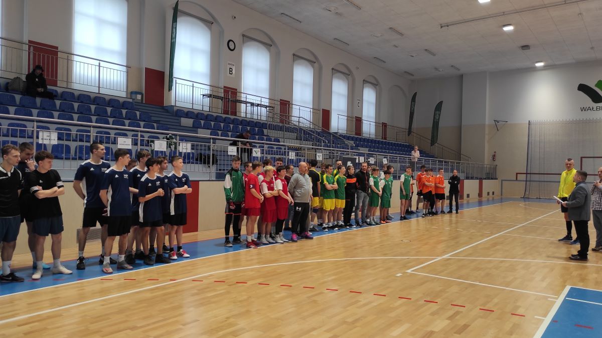 Drużyna z OSiW OHP Ząbkowice Śląskie na Turnieju Halowej Piłki Nożnej Chłopców w Wałbrzychu