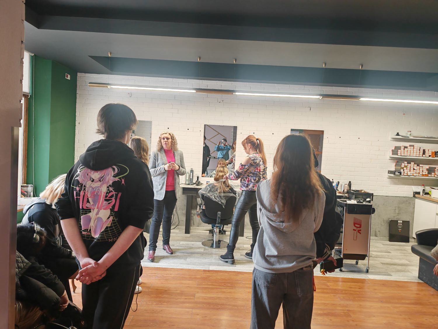 Uczestnicy świdnickiego Hufca na wizycie studyjnej w salonie fryzjersko - kosmetycznym