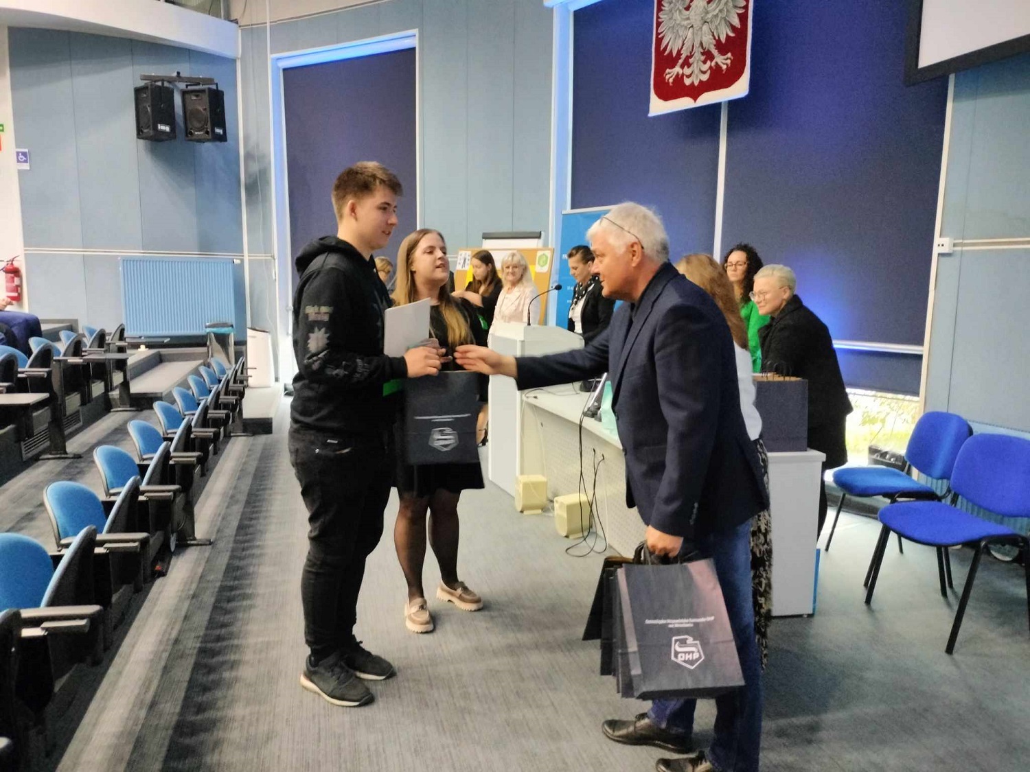 240411 Zdjęcie nr 2 Uczestnik odbierający nagrodę