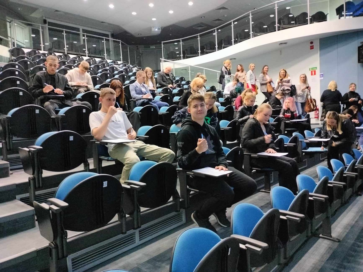 240411 Zdjęcie nr 3 Uczestnik przygotowujący się do testu wiedzy