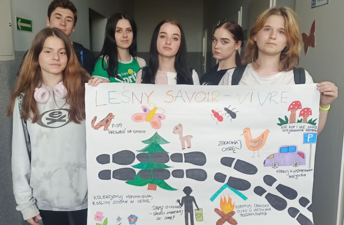 240411 zabko2. Uczestnicy prezentują wykonany plakat 