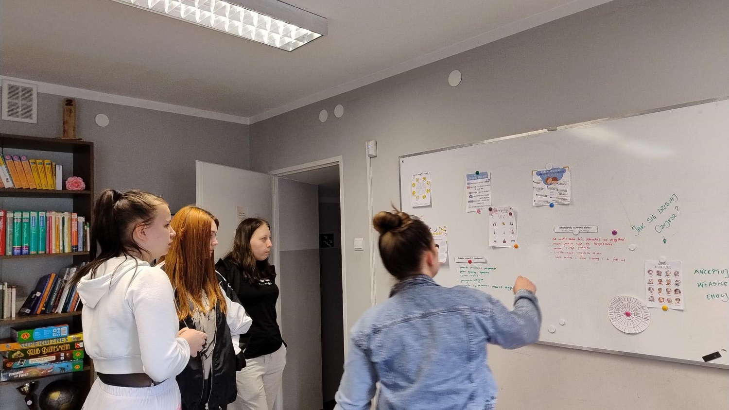 240408 l2 tablica dotycząca TUS emocji przyjażni uczuć