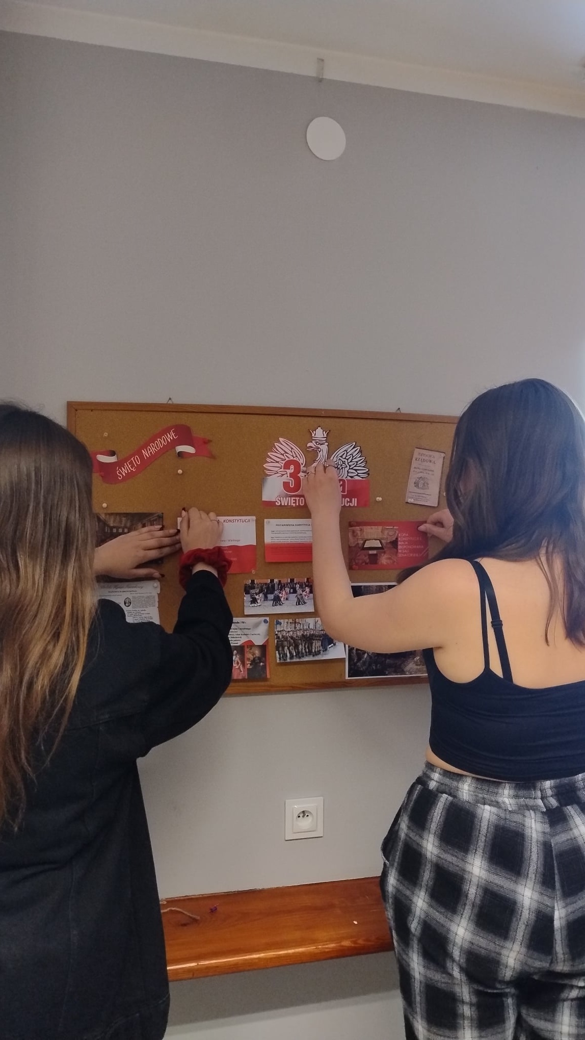240506 Zdjęcie nr 2 Uczestniczki podczas tworzenia gazetki