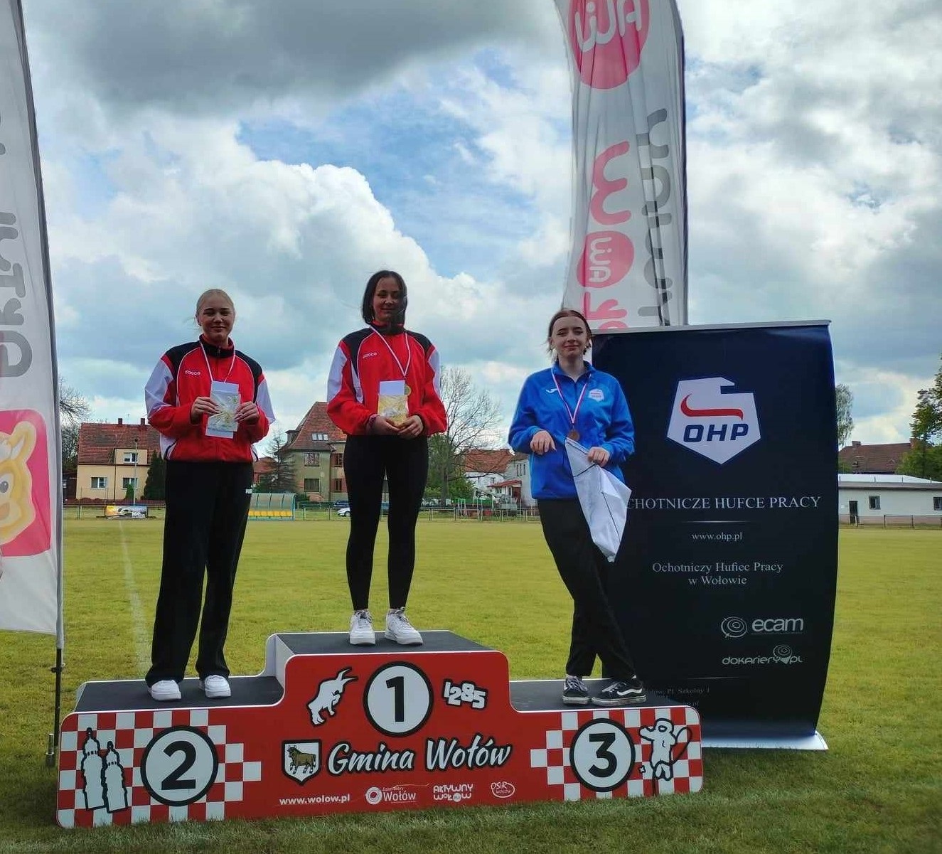 240508 d2 Zdjęcie nr 2 Dziewczyny z Legnicy na dwóch pierwszych miejscach podczas Mistrzostw Dolnego Śląska Młodzieży OHP w Lekkiej Atletyce