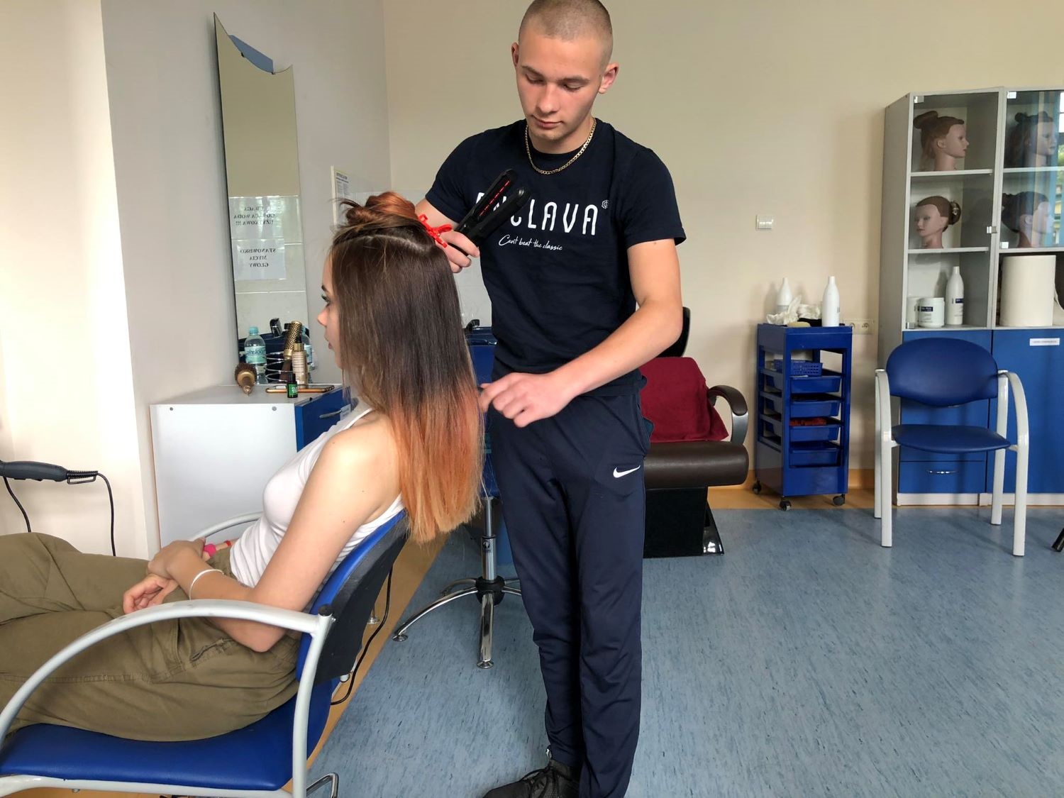 240509 zi4 Marcin podczas kursu stylizacji włosów