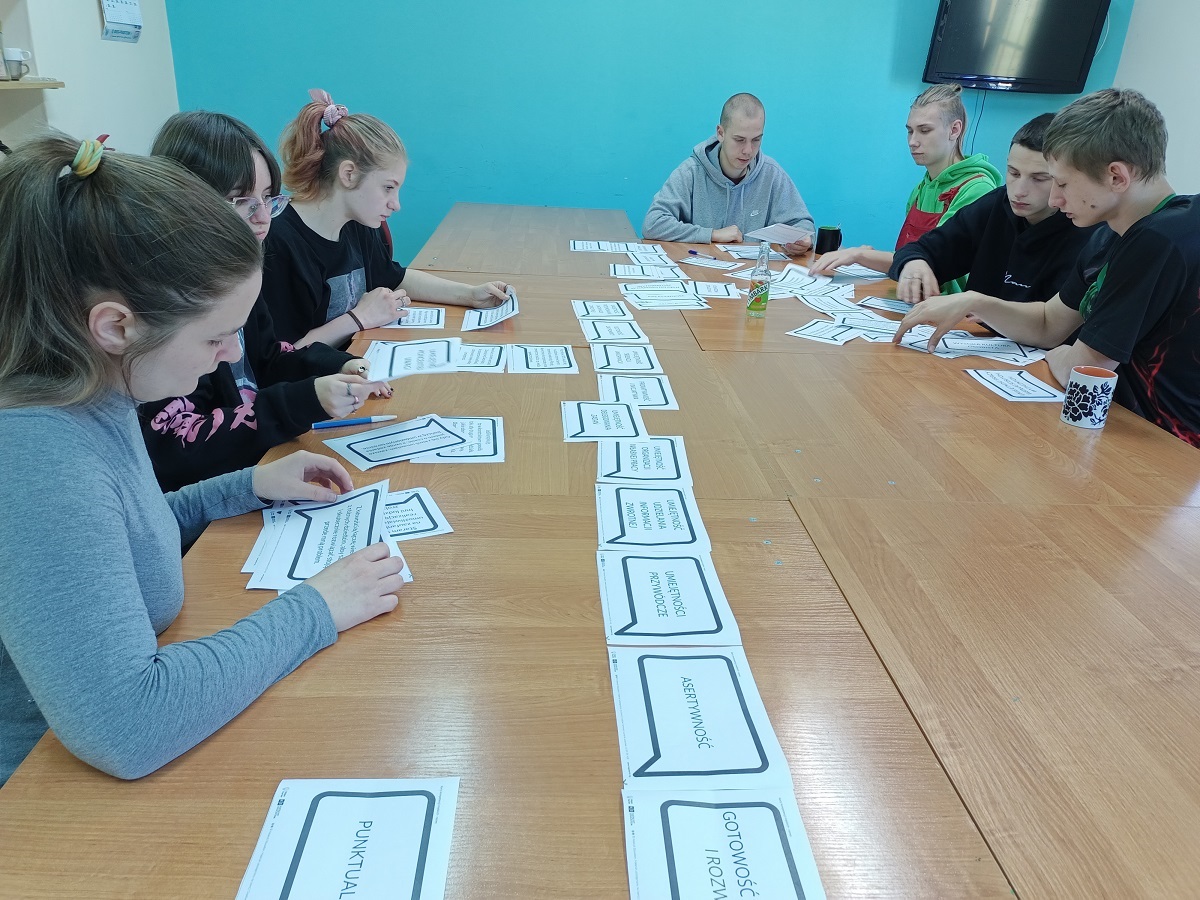 2240516 jel3 Uczestnicy dopasowują definicję kompetencji do jej opisu