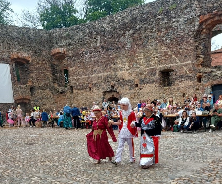 240520 zs5. Wspólny taniec seniorek z uczestnikiem Ośrodka