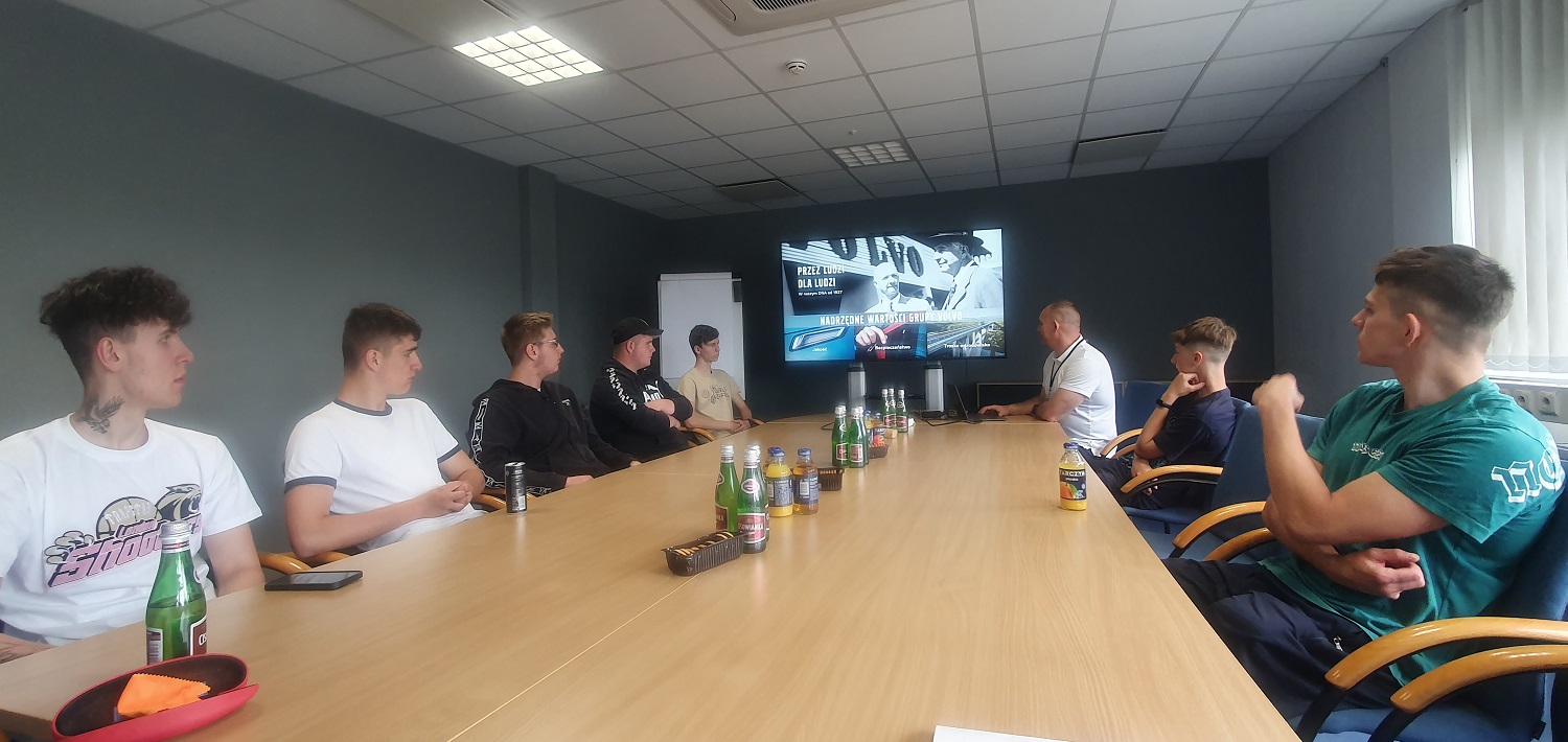 240523 wroc4 Uczestnicy w trakcie prezentacji dotyczącej firmy Volvo