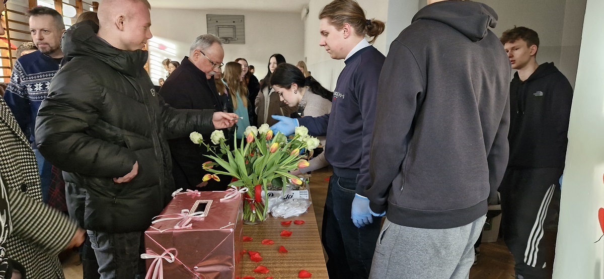 240214 b3. uczestnicy wraz z młodzieżą ZSB