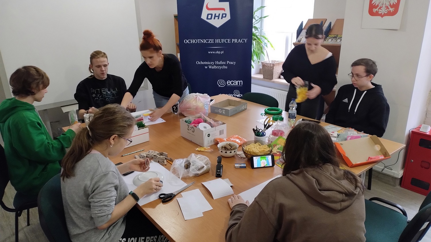 240222 w2. Młodzież z wychowawcą podczas zajęć
