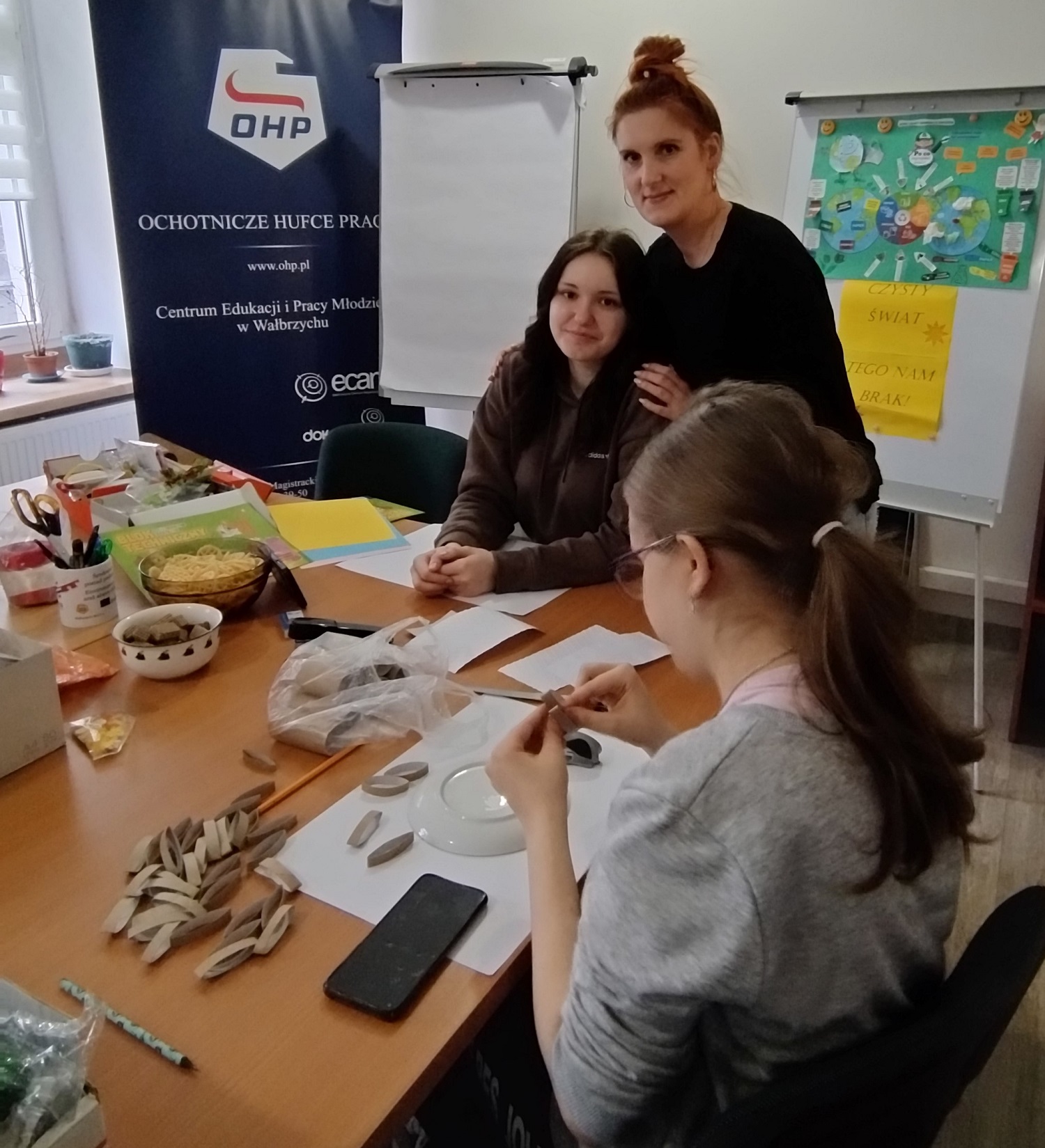 240222 w3. Młodzież z wychowawcą podczas zajęć