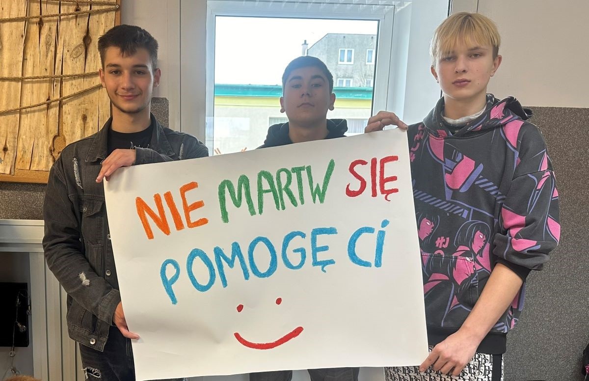 240226 zab1. Młodzież z okazyjnymi plakatami