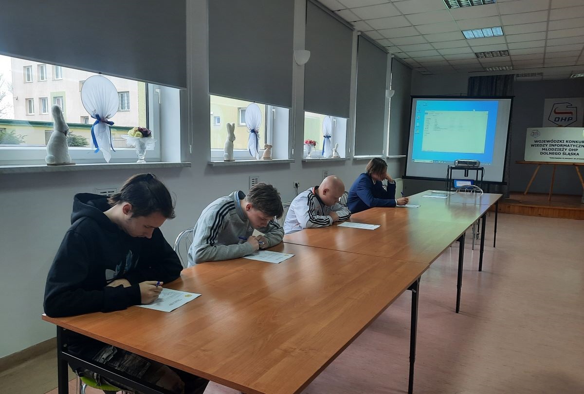 240229 zab3. Uczestnicy podczas testu pisemnego