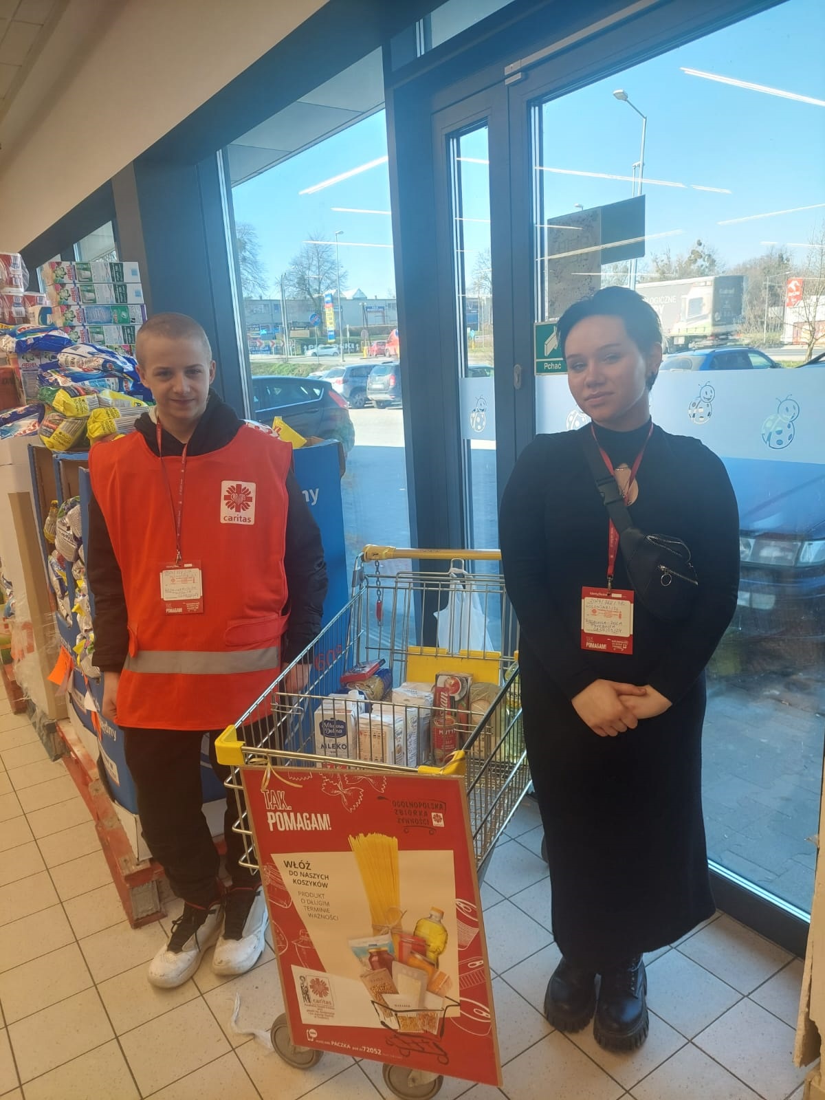 240319 t3 uczestnicy HP w Trzebnicy podcza zbiórki żywności