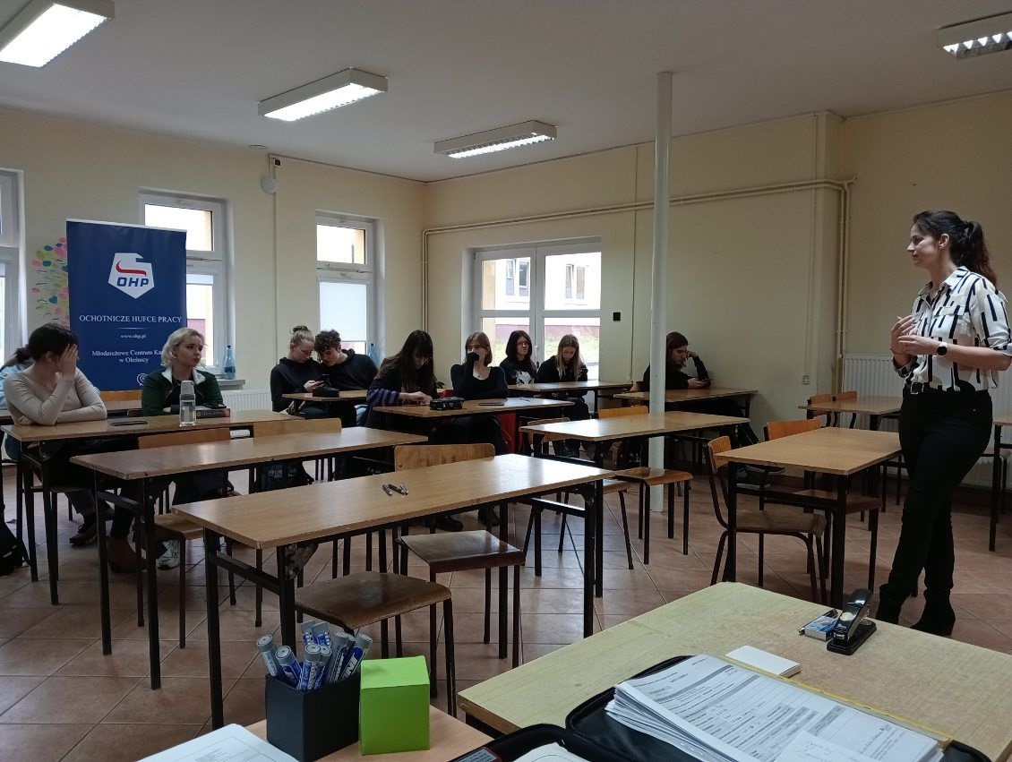 240319 zdj.2.DOL MCK OLES zdjęcie doradca zawodowy z uczestnikami
