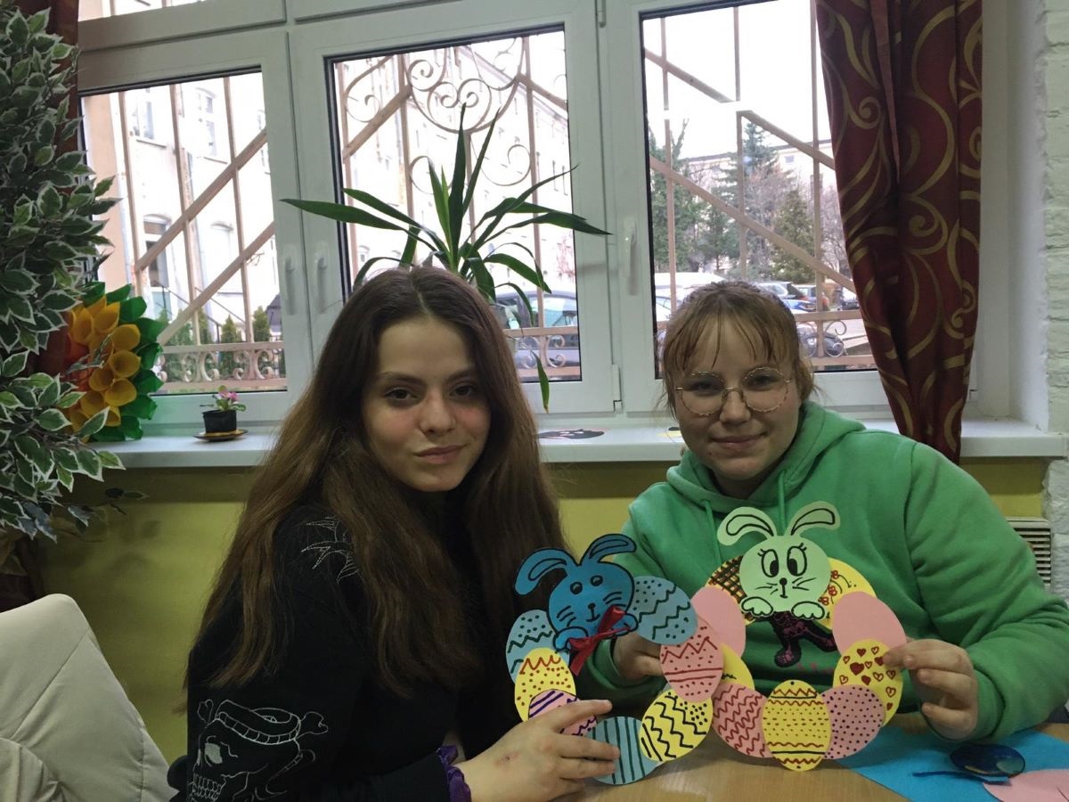 Zdjęcie nr 3. Oliwia i Roksana prezentujące zwoje prace 