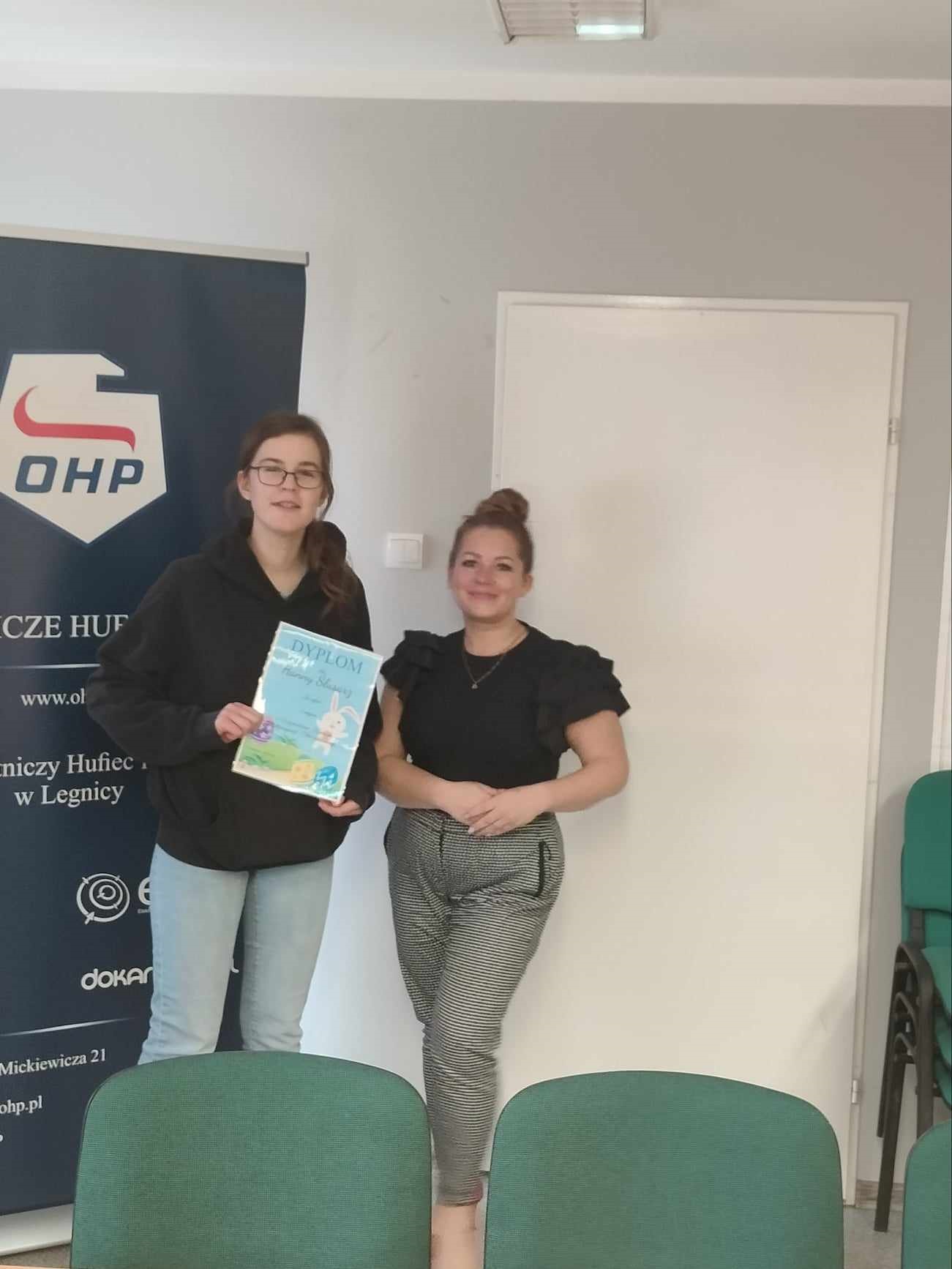 240325 Zdjęcie nr 3 Przekazanie Hani dyplomu z rąk Pani Komendant