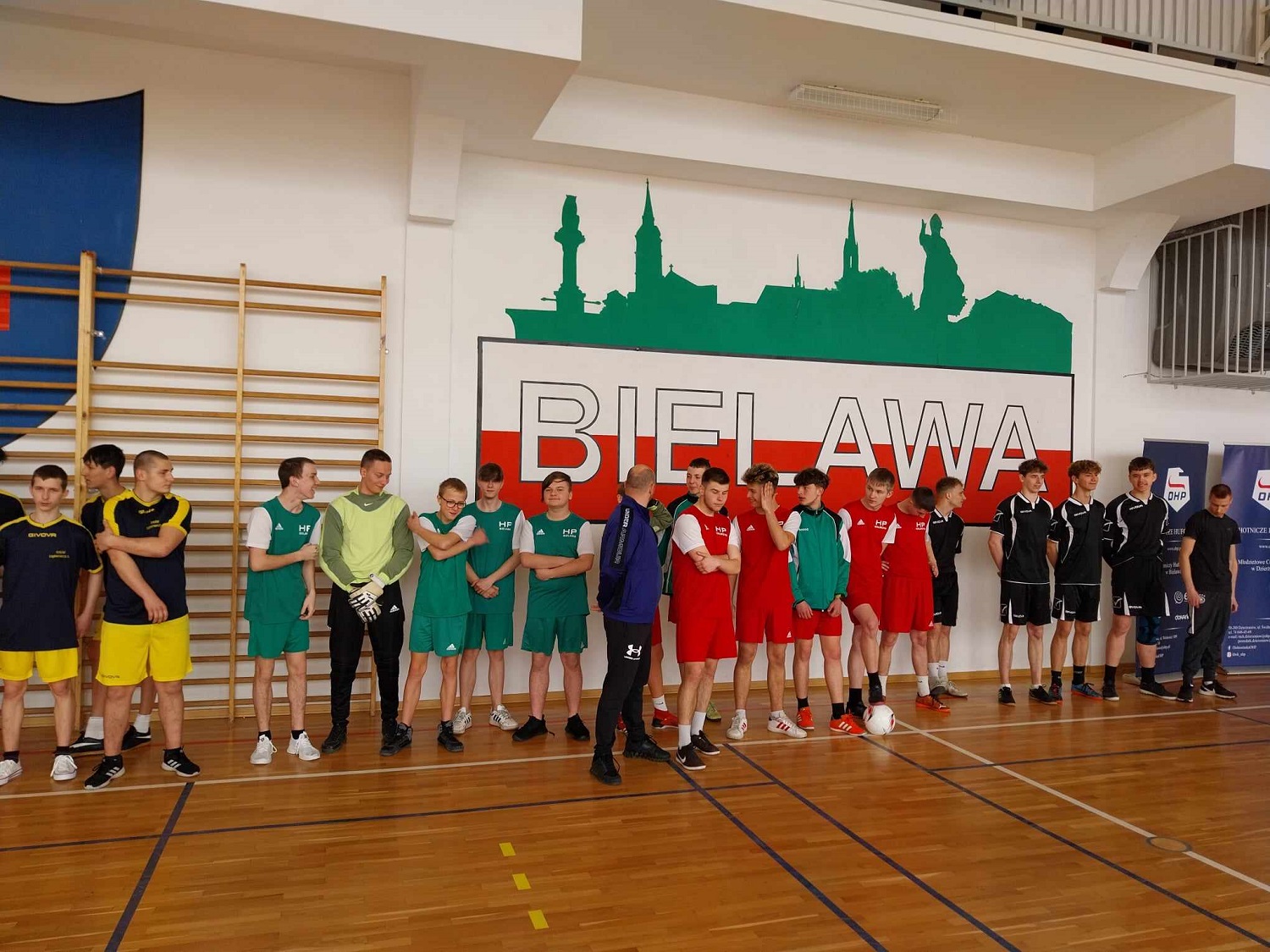 240325 b5 Pzywitanie drużyn