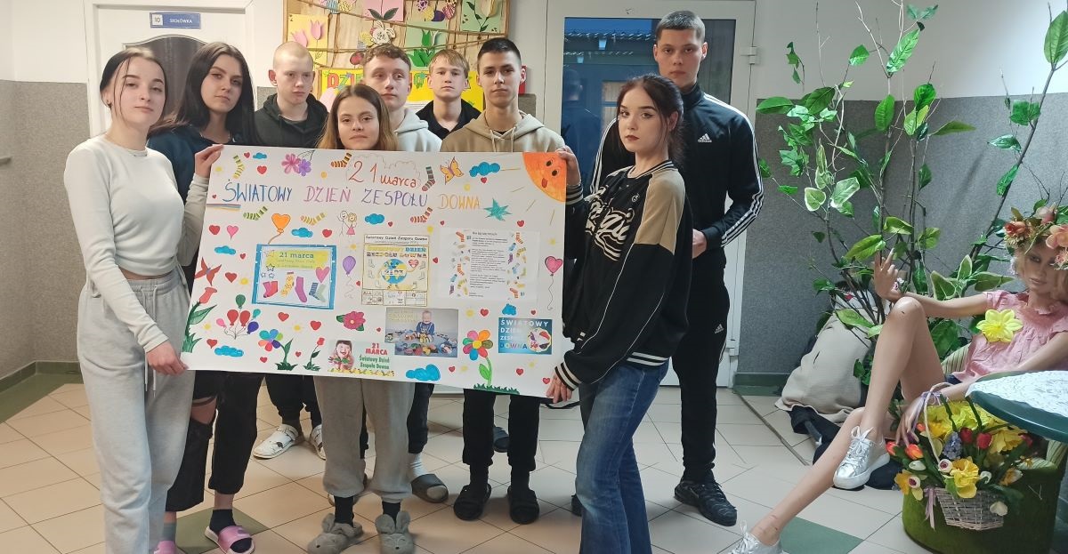 240325 z2. Uczestnicy prezentują wykonany plakat