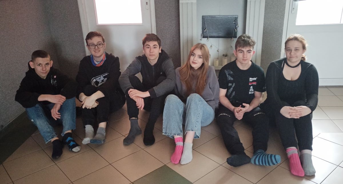 240325 z3. Wspólne zdjęcie w kolorowych skarpetkach nie do pary 