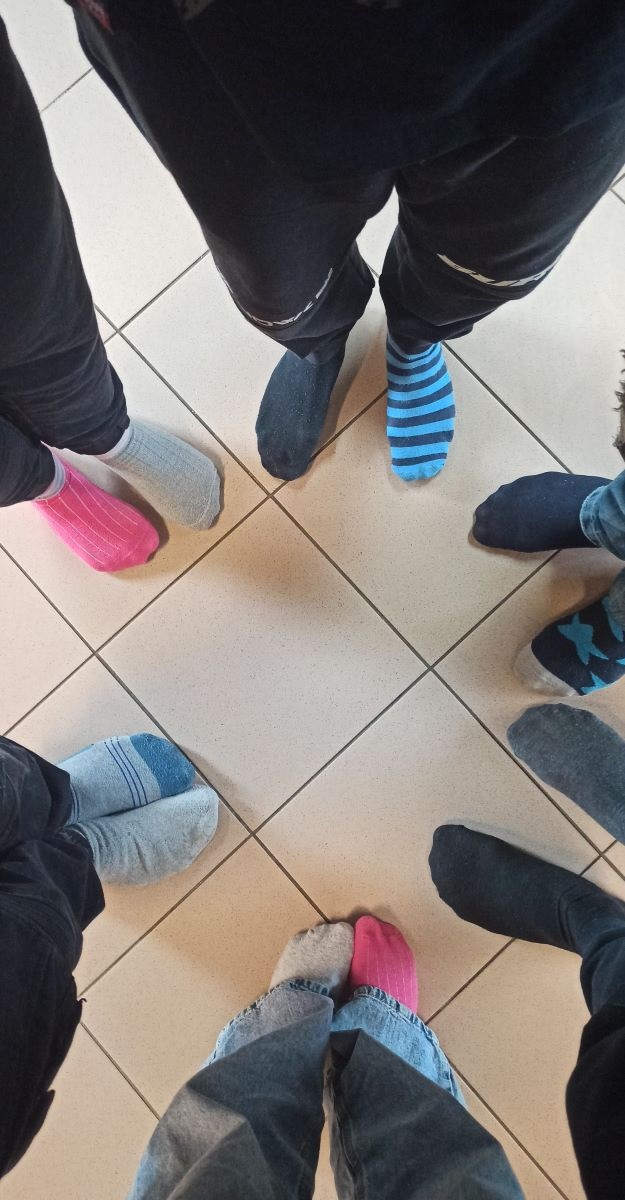 240325 z4. Założyliśmy kolorowe skarpetki nie do pary na znak
