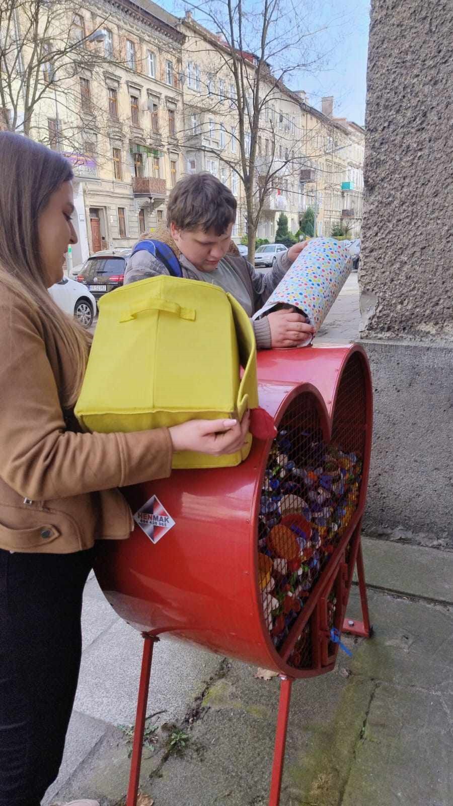 240326 l4 Zdjęcie nr 4 Zapełnianie serca zakrętkami