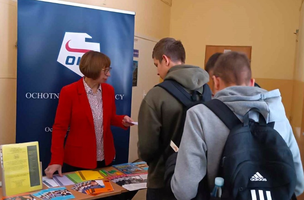 240326 st2 zdj. 2 Uczniowie ze Szkół Podstawowych zapoznają się z ofertą OHP 