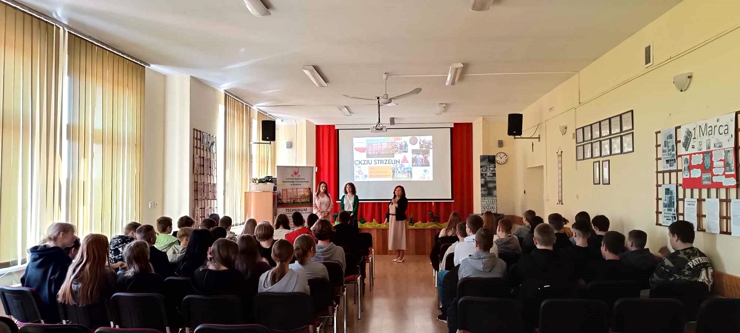 240326 st4 zdj.4 Uczniowie podczas Dnia Otwartego CKZiU w Strzelinie 