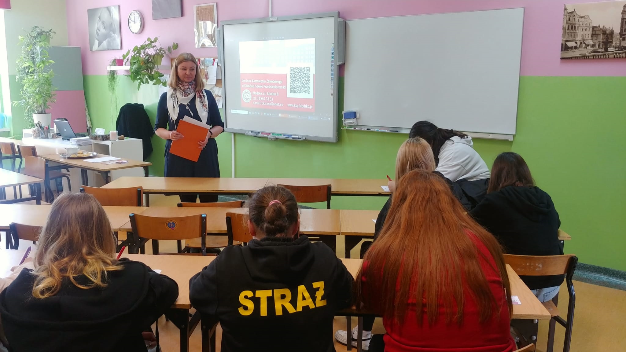 240326 wa2 Młodzież podczas rozwiązywania testów 003