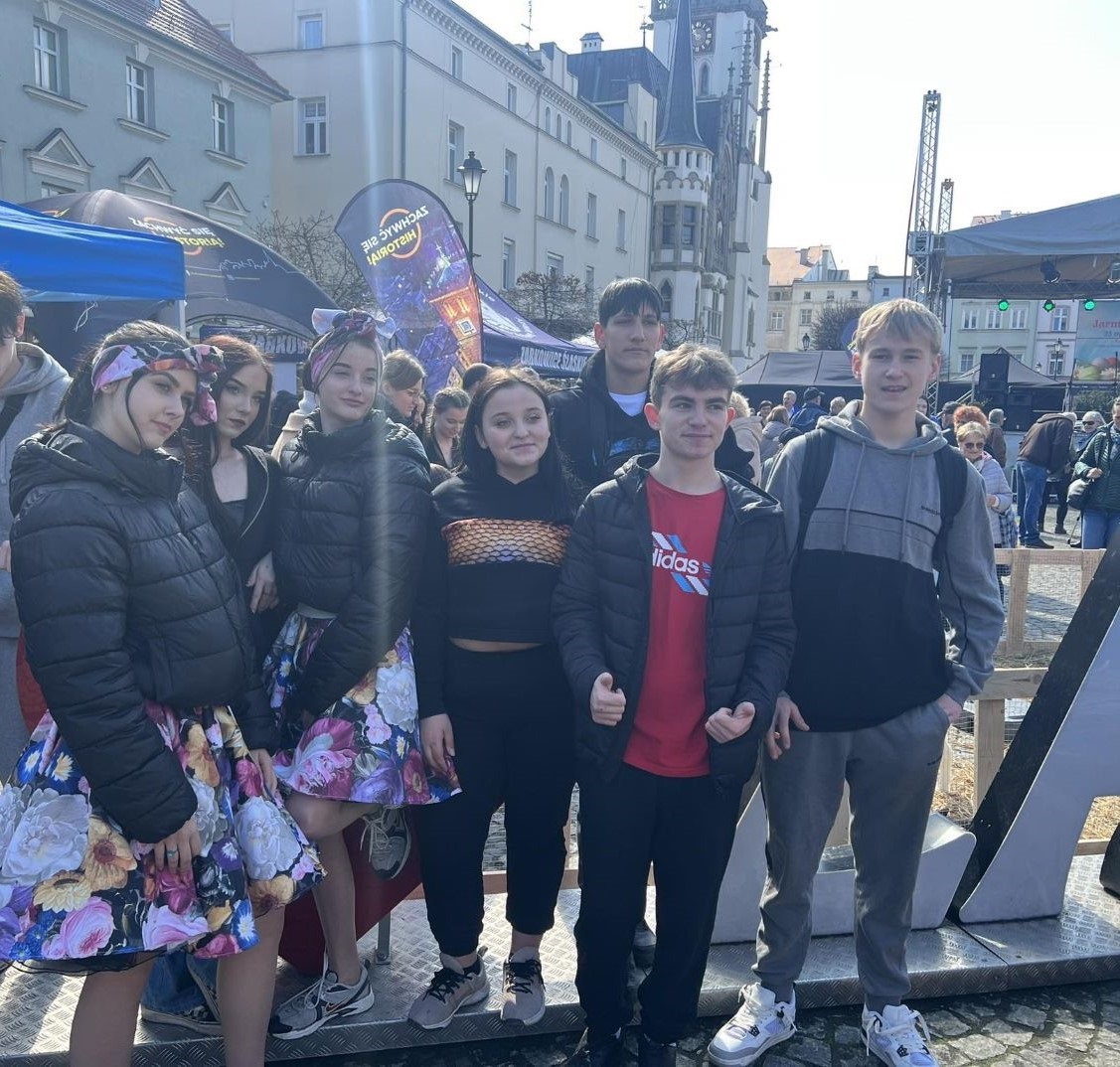 240327 zs1. Młodzież podczas Jarmarku