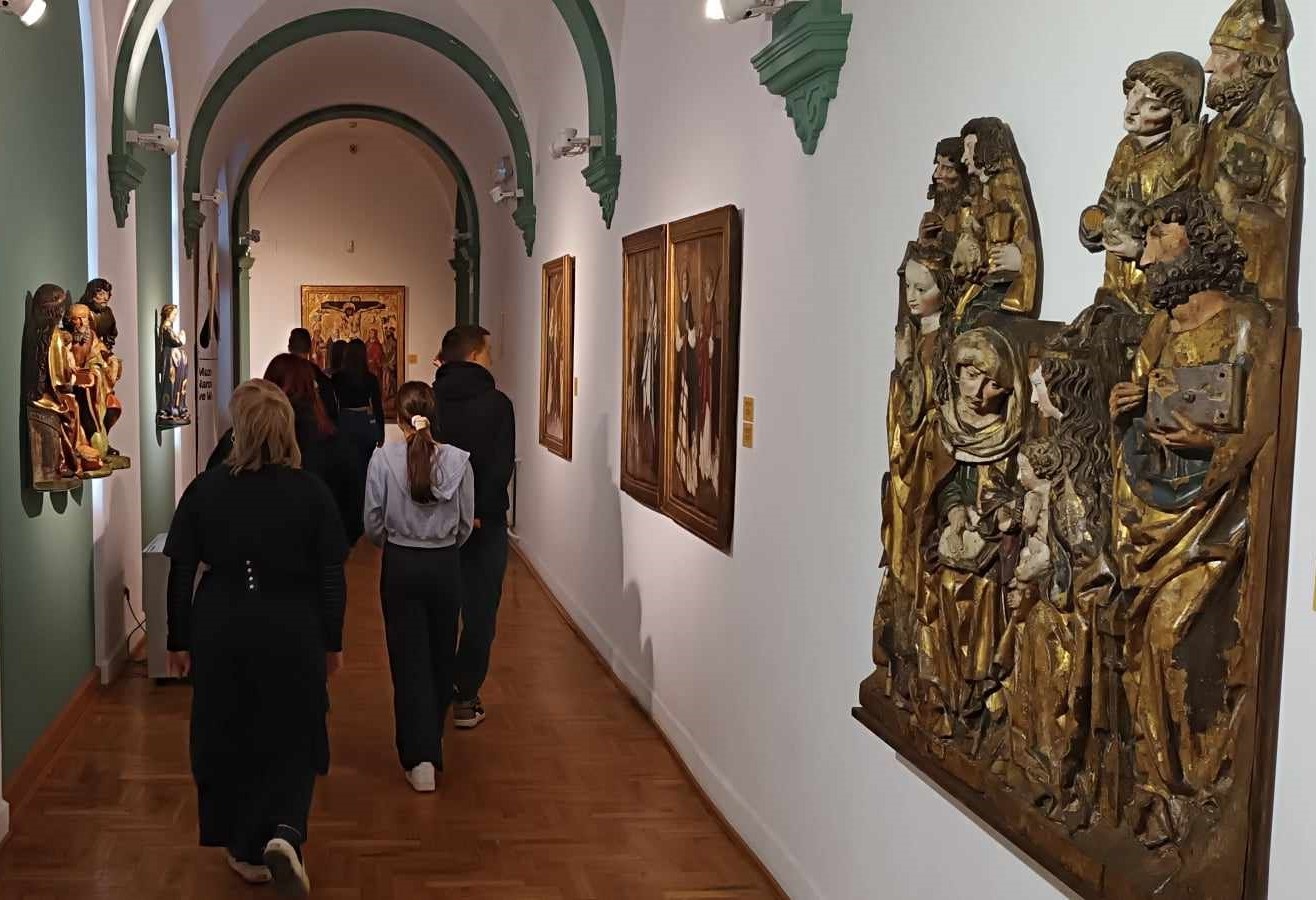 240129 zdj. 2 Uczestnicy hufca zwiedzają wystawy muzeum