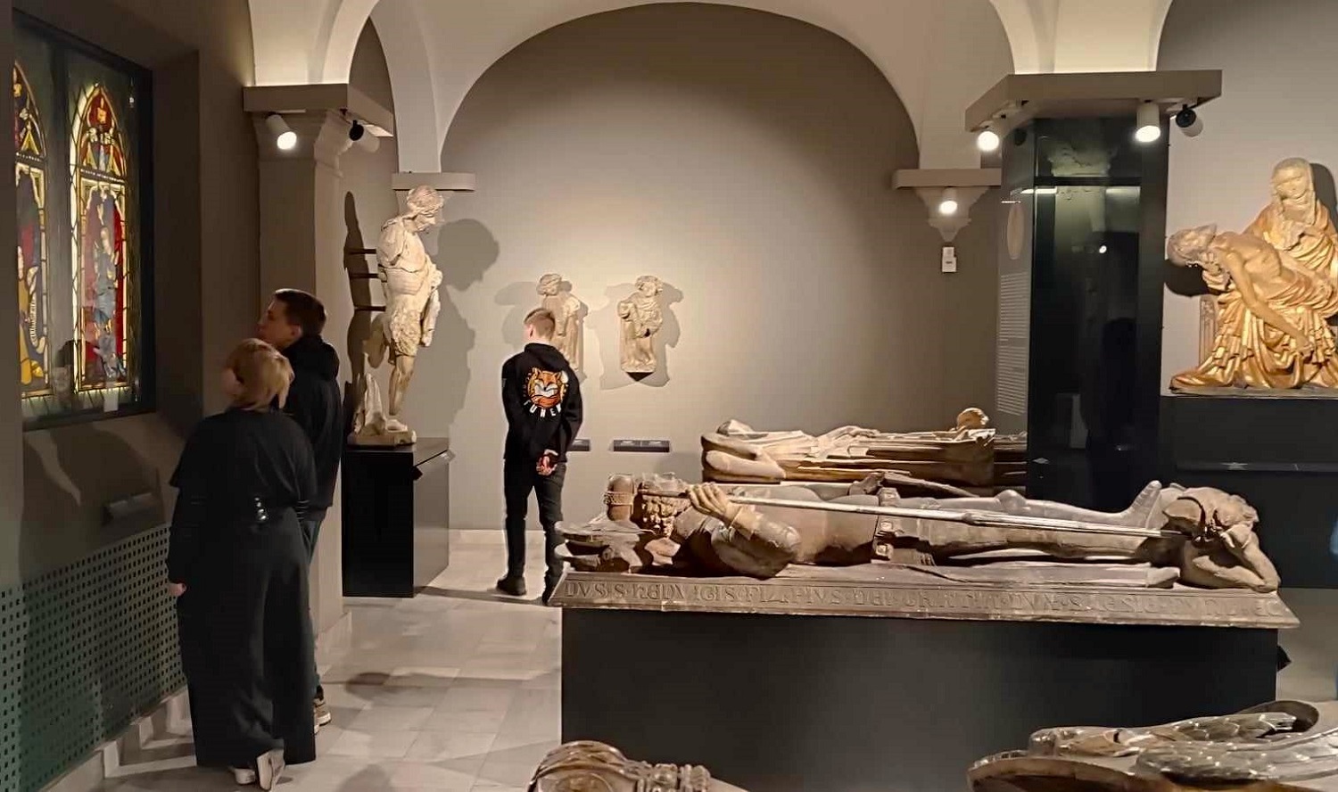 240129 zdj. 3 Uczestnicy hufca zwiedzają wystawy muzeum