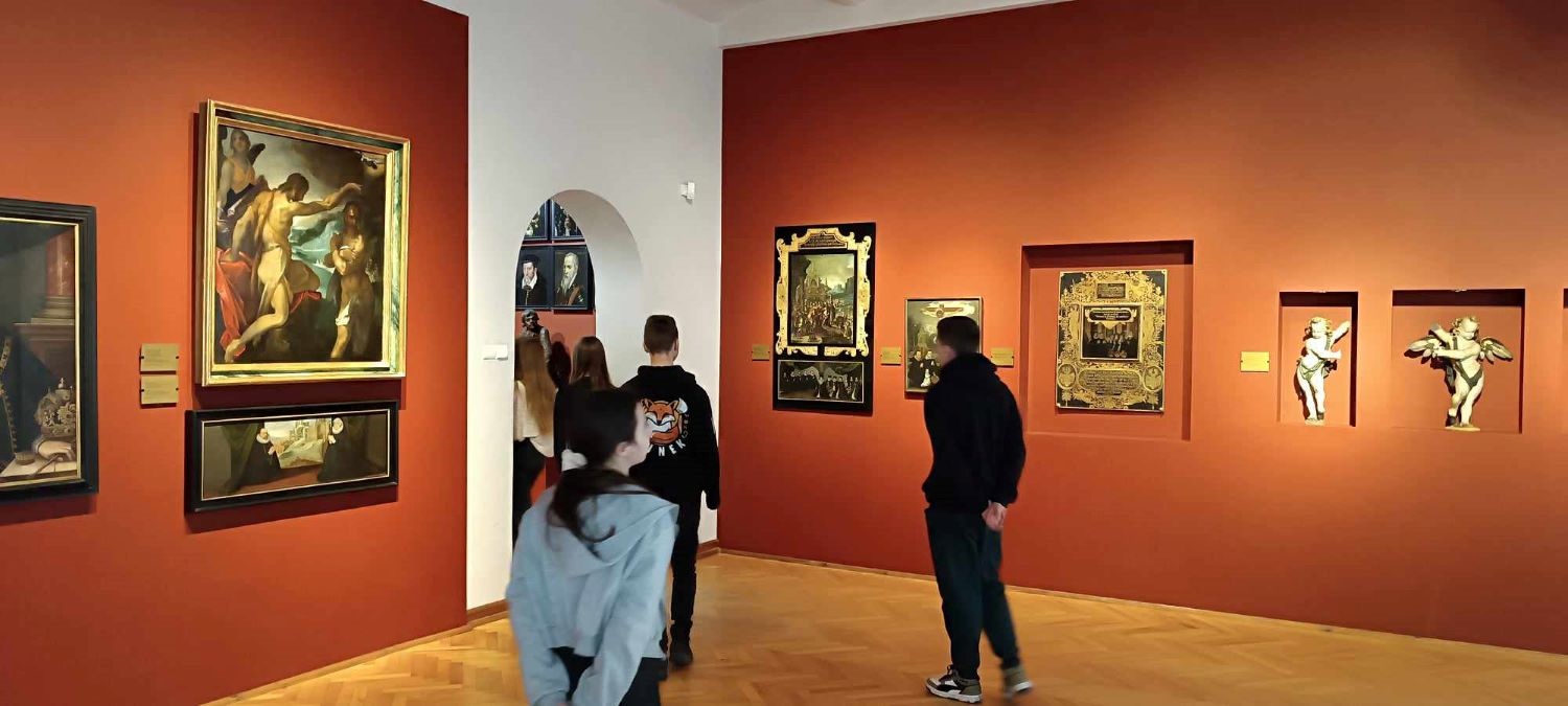 240129 zdj. 4 Uczestnicy hufca zwiedzają wystawy muzeum