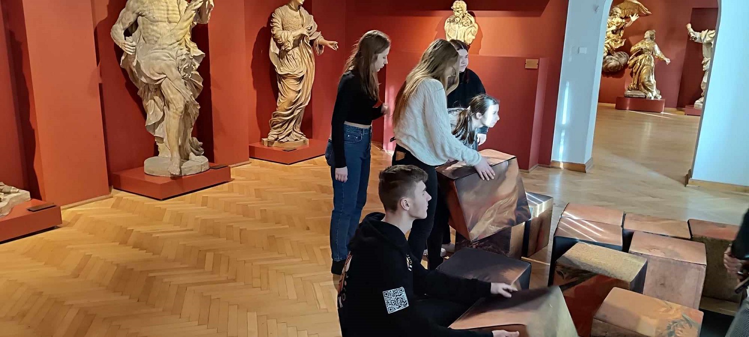 240129 zdj. 7 Uczestnicy podczas układania wielogabarytowych klocków w muzeum