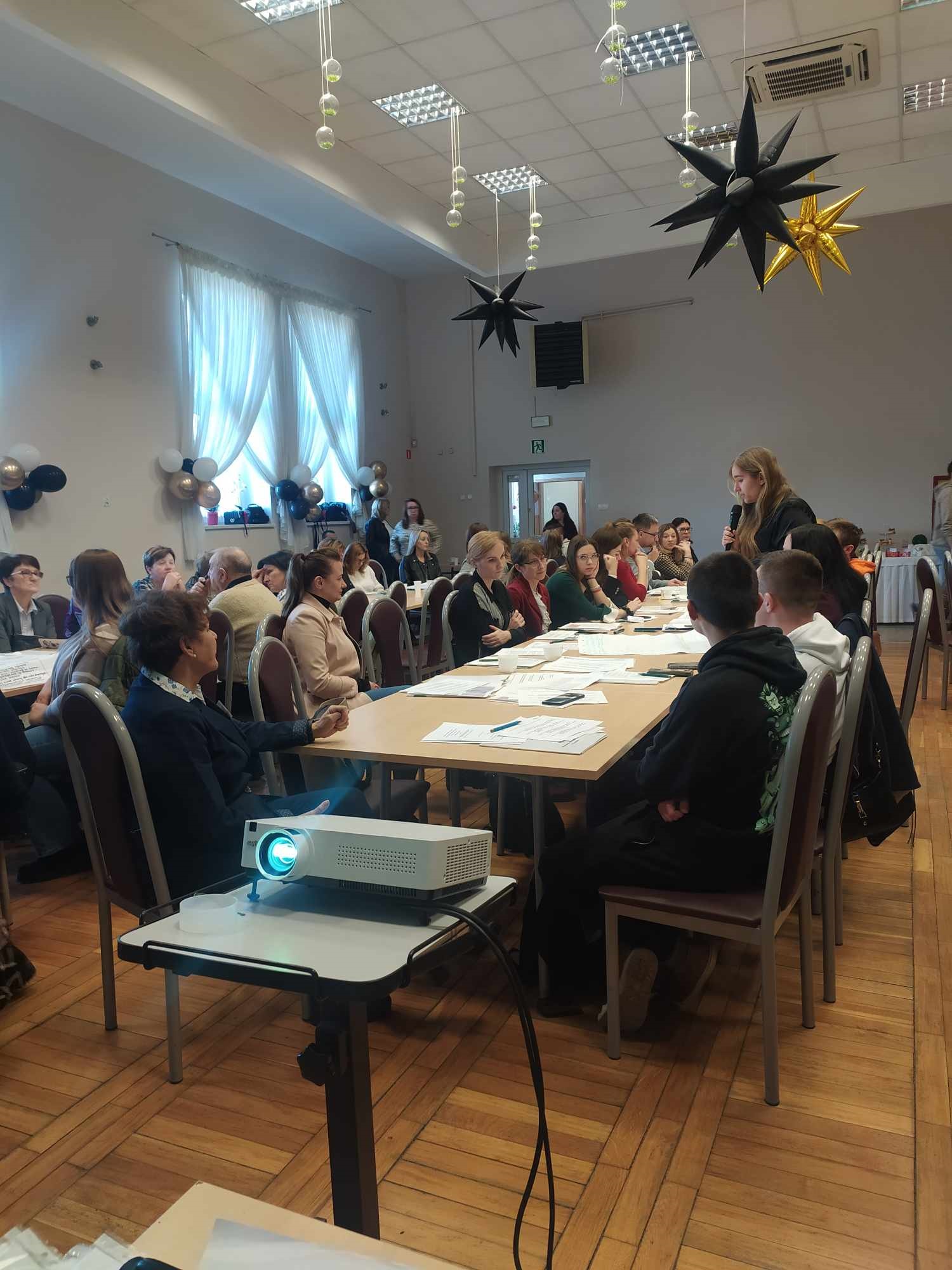 240131 Zdjęcie 3. Omówienie wyników pracy grupowej