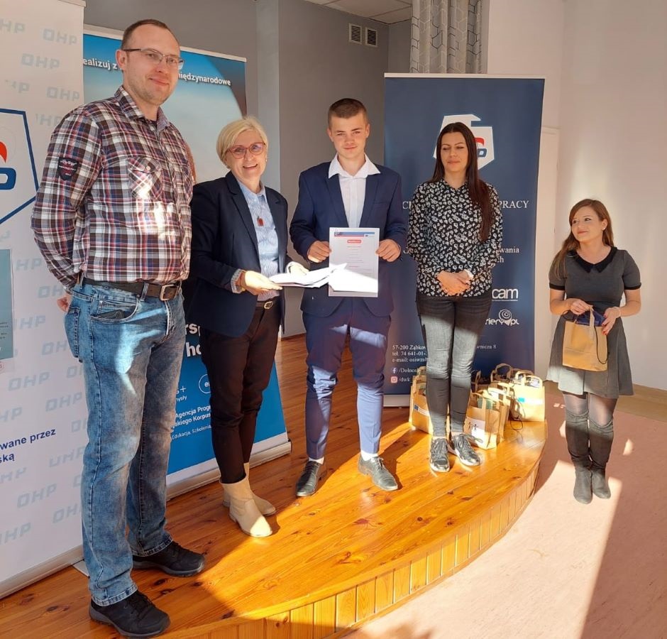 221102 z2 Pani Kierownik podczas wręczenia dyplomów i upominków