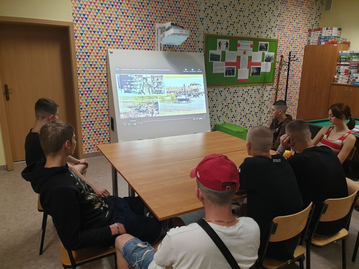 PAMIĘĆ O RODZINIE ULMÓW realizacja programu wojewódzkiego 8