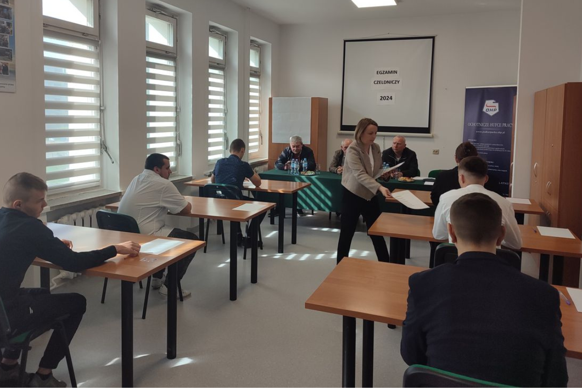 Część praktyczna egzaminu - uczniowie piszą test