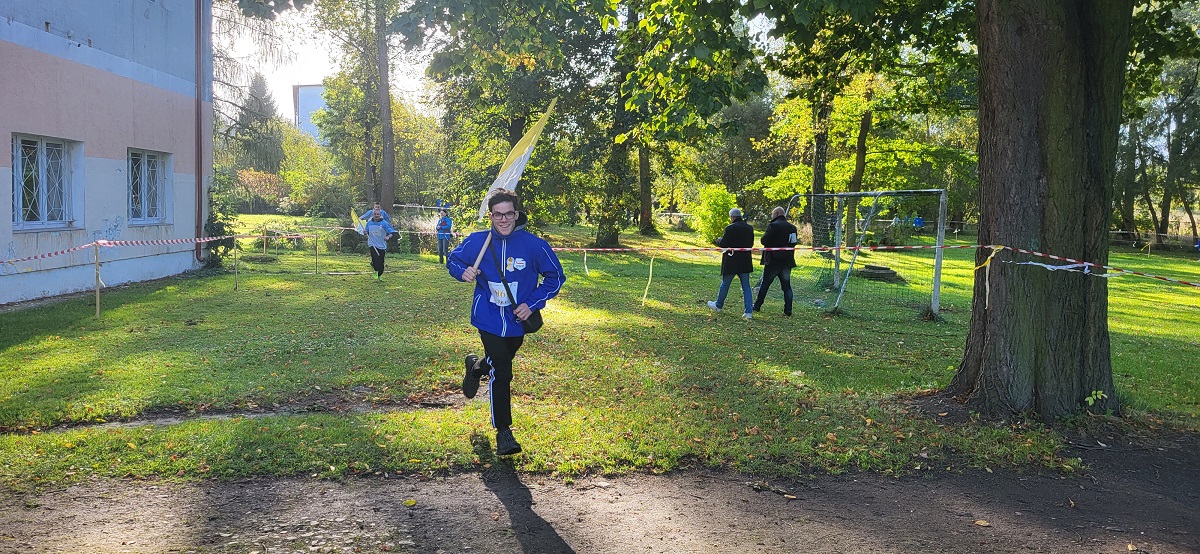 młodzież w czasie biegu