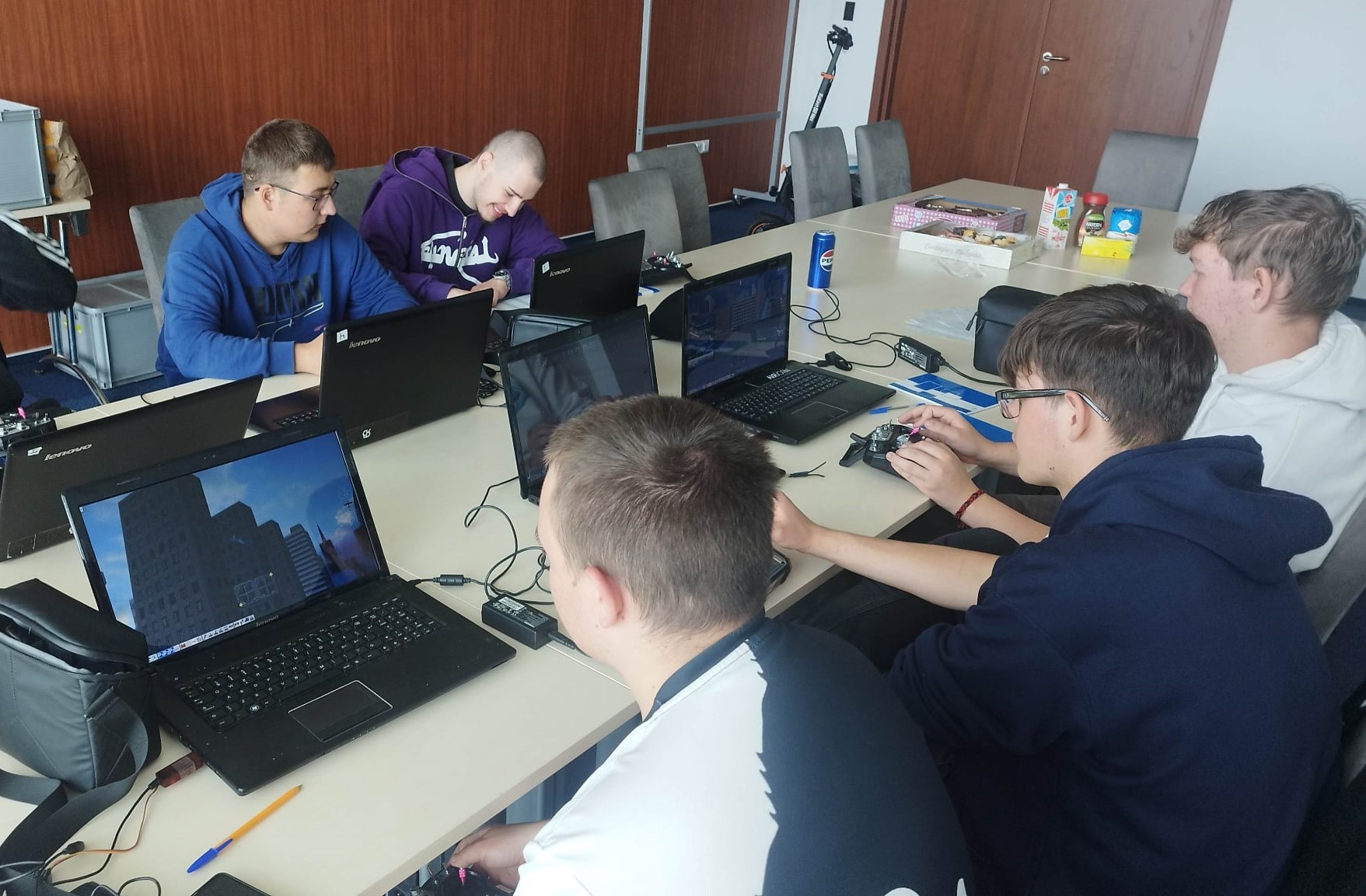WAMA_4_Z_NIEBA_NA_RYNEK_PRACY_MLODZIEZ_Z_OHP_Z_UPRAWNIENIAMI_OPERATORA_DRONA.jpeg