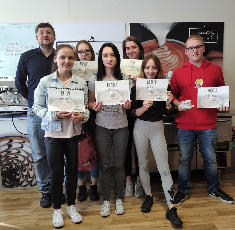 Fot.4 Uczestnicy z certyfikatami i prowadzący szkolenie