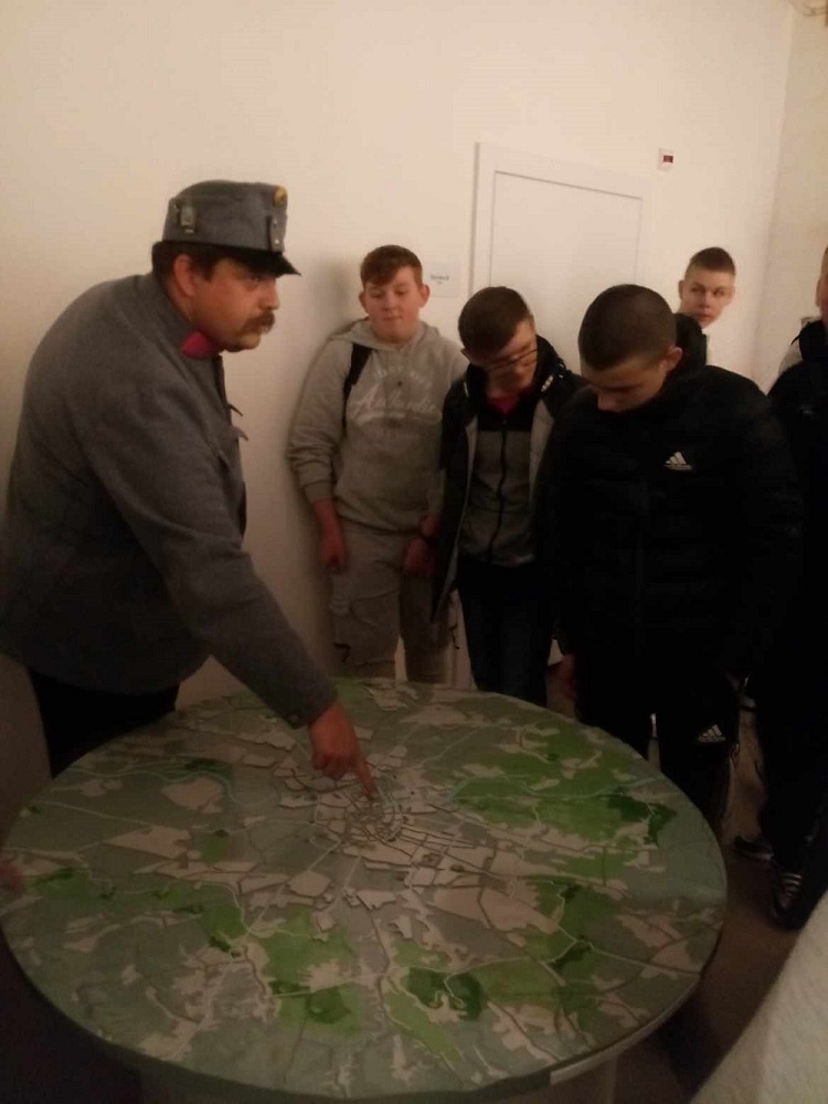 Fot.3 Uczesnicy w trakcie zwiedzania