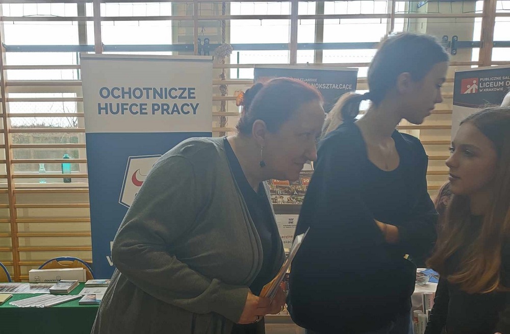 Fot.2 Promocja OHP podczas Gminnego Przeglądu Szkół Ponadpodstawowych w Luborzycy 