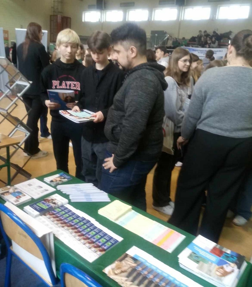 Fot.3 Promocja OHP podczas Gminnego Przeglądu Szkół Ponadpodstawowych w Luborzycy