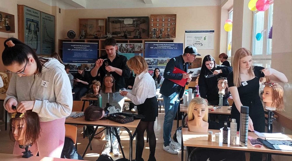 Fot. 5 Jury w trakcie oceniania prac uczestników