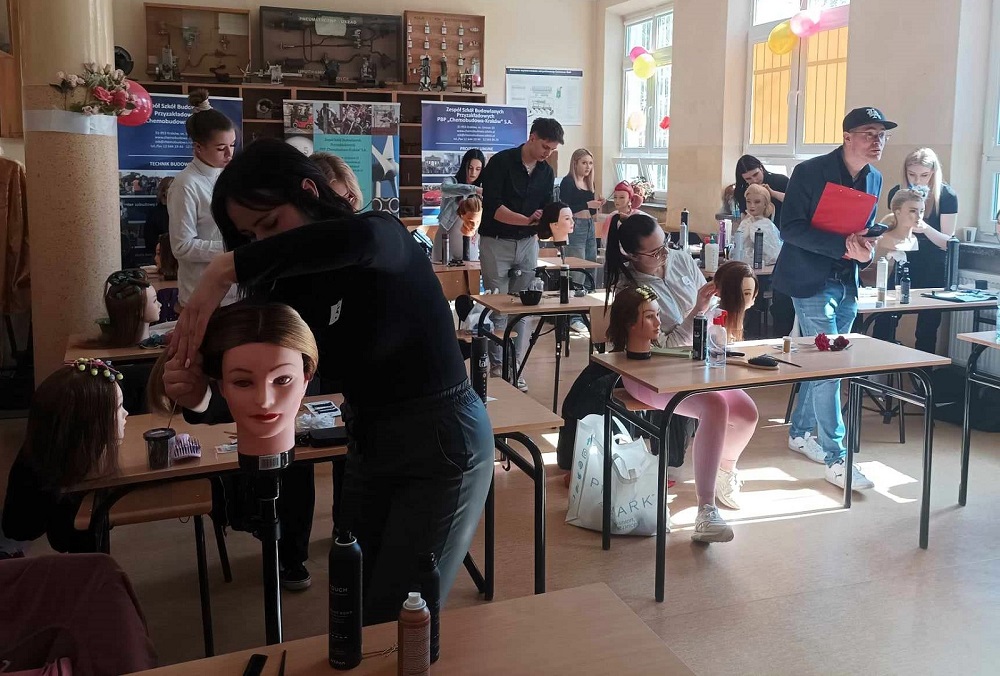Fot. 6 Jury w trakcie oceniania prac uczestników