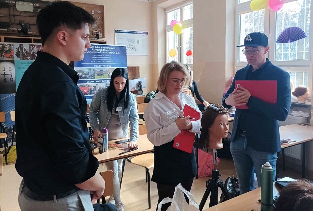 Fot. 7 Jury w trakcie oceniania prac uczestników
