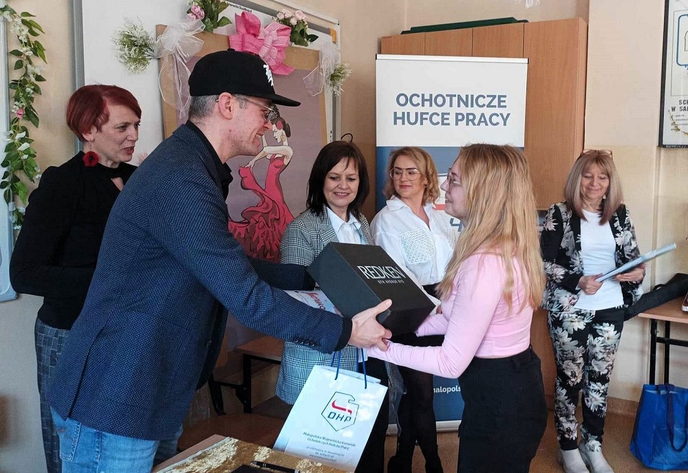 Fot. 8 Karolina Klasa odbiera nagrodę z zdobycie 1. miejsca