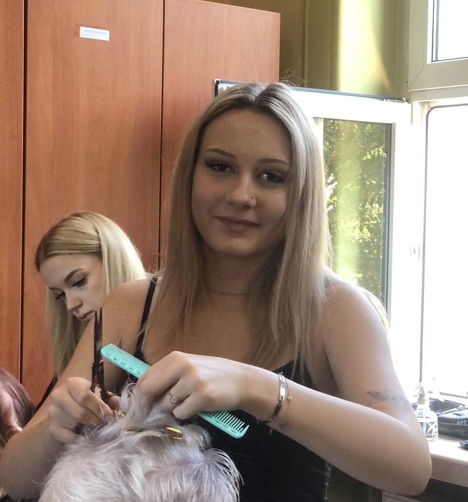 Fot. 3 Uczestniczki hufca w trakcie stylizowania fryzur