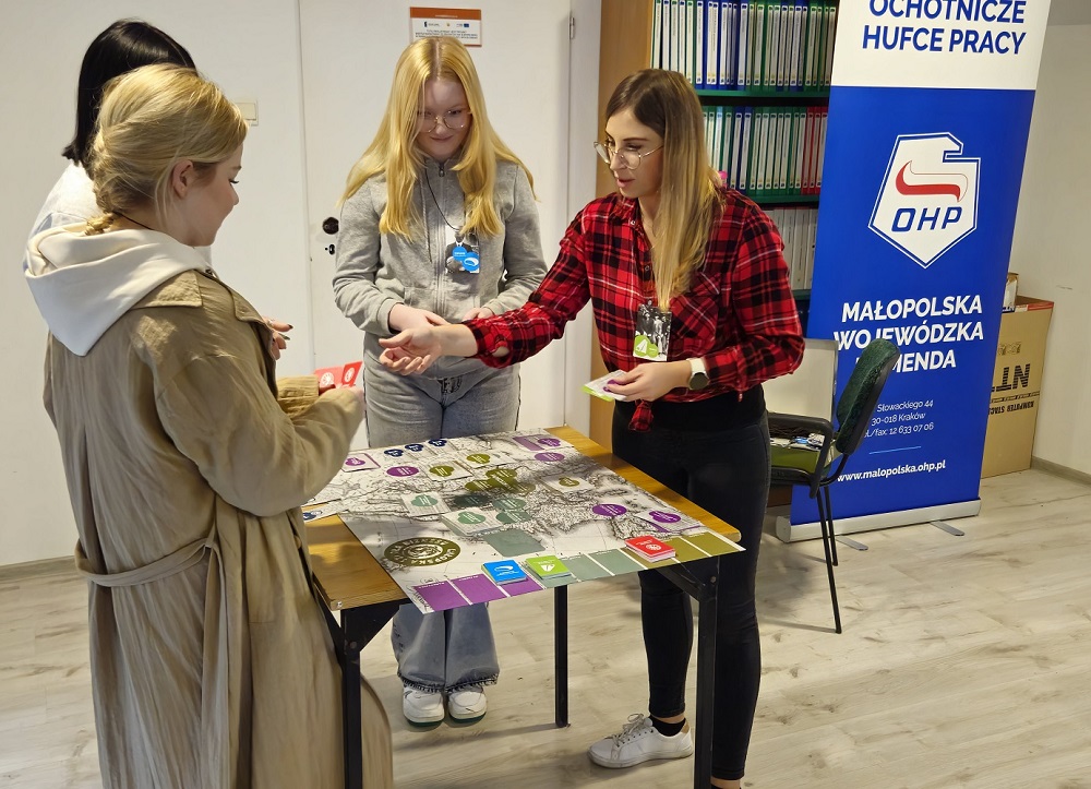 Fot.2. Uczestnicy podczas gry Chłopska Szkoła Biznesu